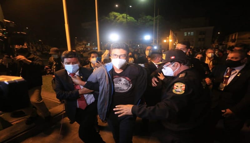 Joven que agredió a Ricardo Burga pasó noche en la comisaría