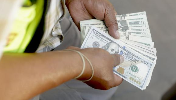 Dólar cae y se mantiene en perspectiva bajista