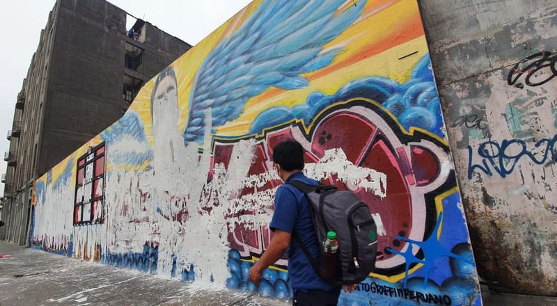 CAPTAN EN CÁMARAS A SUJETOS QUE BORRARON MURAL EN HOMENAJE A HÉROES DEL BICENTENARIO