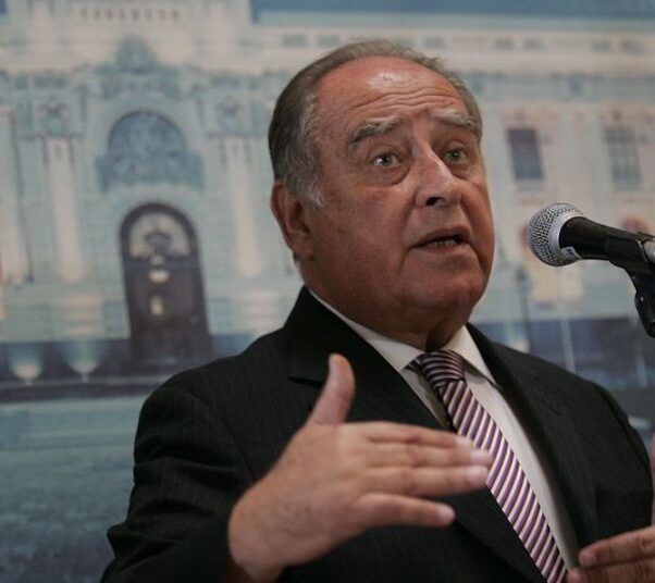 Flores-Aráoz daría "segunda oportunidad" a universidades denegadas