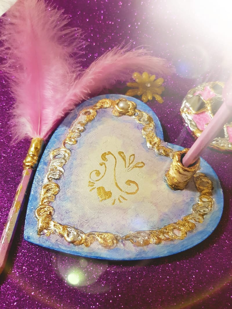 ... se vuoi un Aiuto in più....puoi usare Lo Scrittoio Magico degli Angeli ❤ Quando scriverai le tue paure, ripulirai la tua energia!