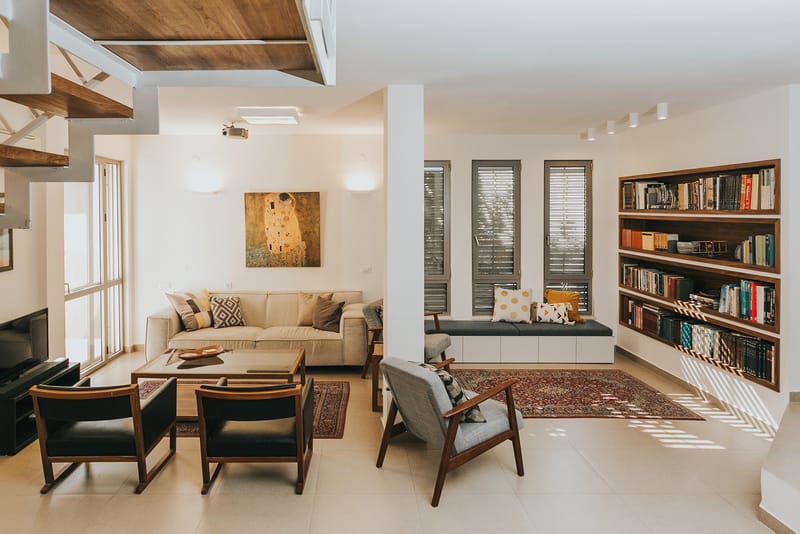 מדפי ספרים שקועים מובנים ומושב קריאה מרופד