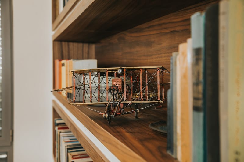 מדפי ספרים שקועים מובנים ומושב קריאה מרופד