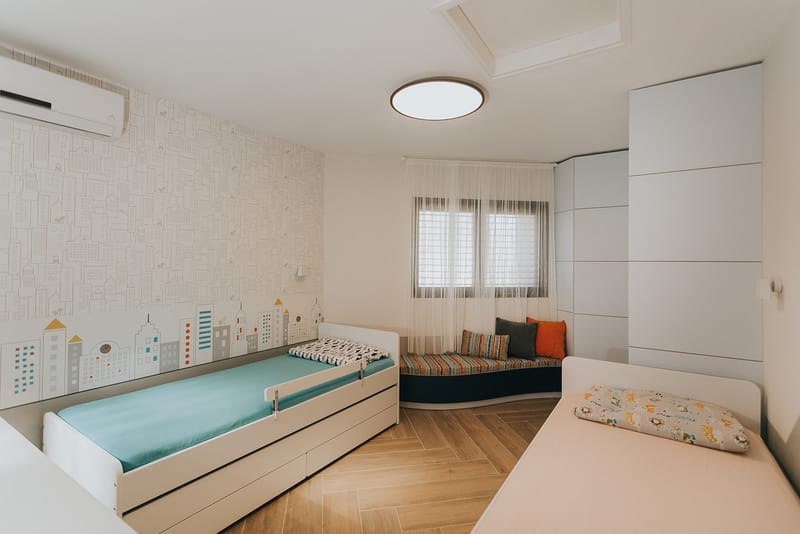 ארון לחדר ילדים וספה מרופדת תואמת