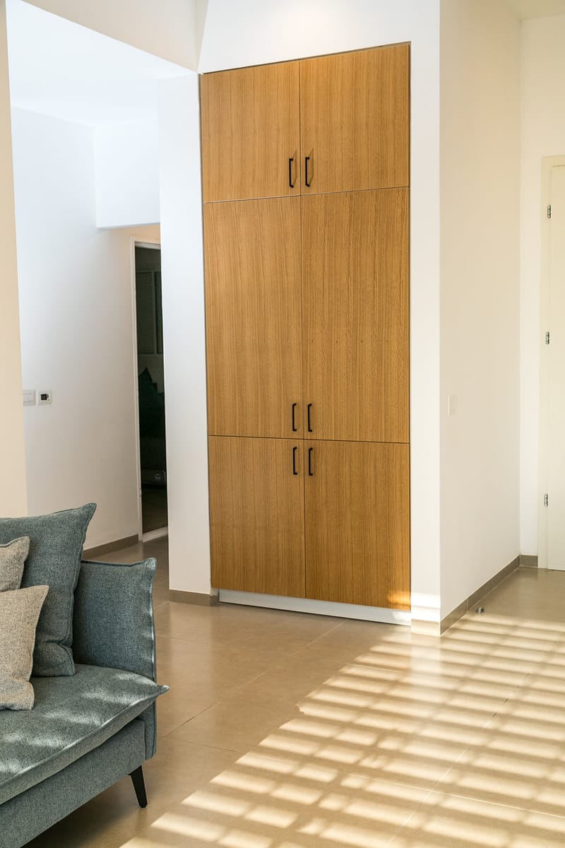 ארון קיר מובנה בשילוב עץ וחיפוי גבס