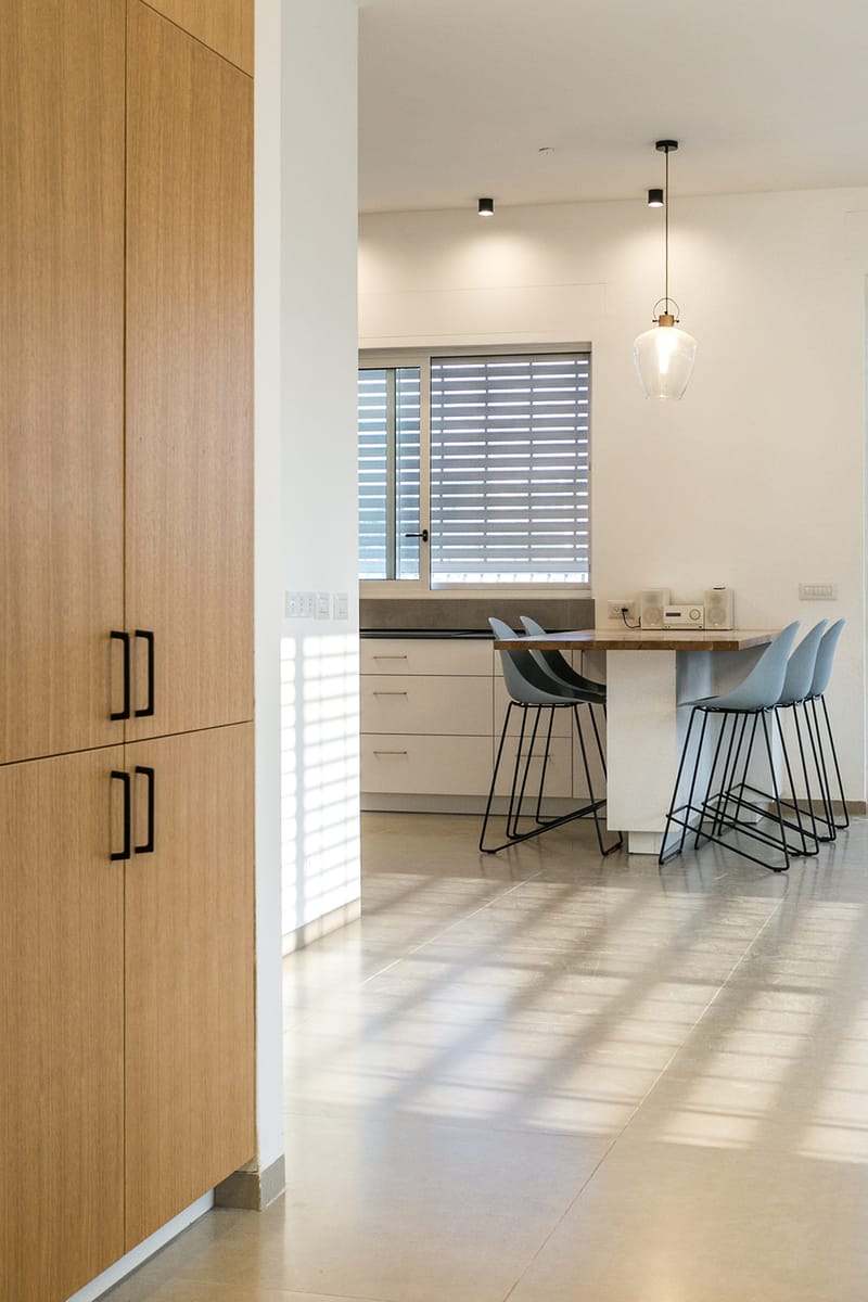 ארון קיר מובנה בשילוב עץ וחיפוי גבס