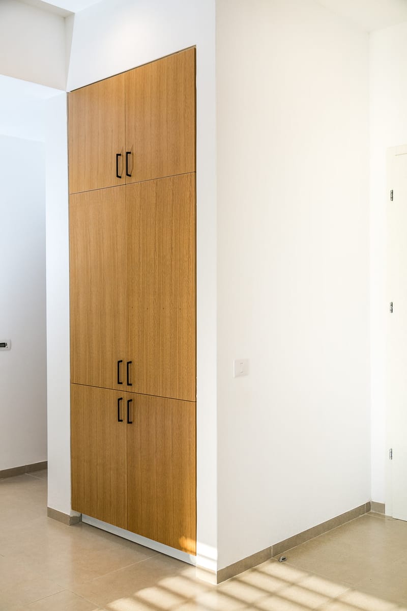 ארון קיר מובנה בשילוב עץ וחיפוי גבס