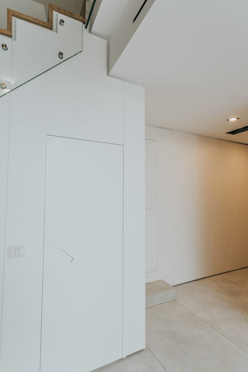 חיפוי קיר בעיצוב גיאומטרי עם ארונות מובנים