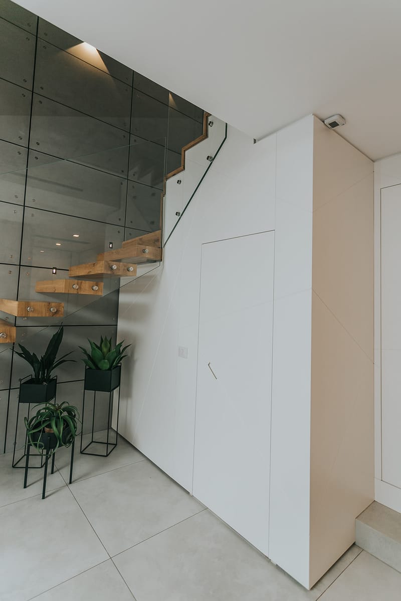 חיפוי קיר בעיצוב גיאומטרי עם ארונות מובנים