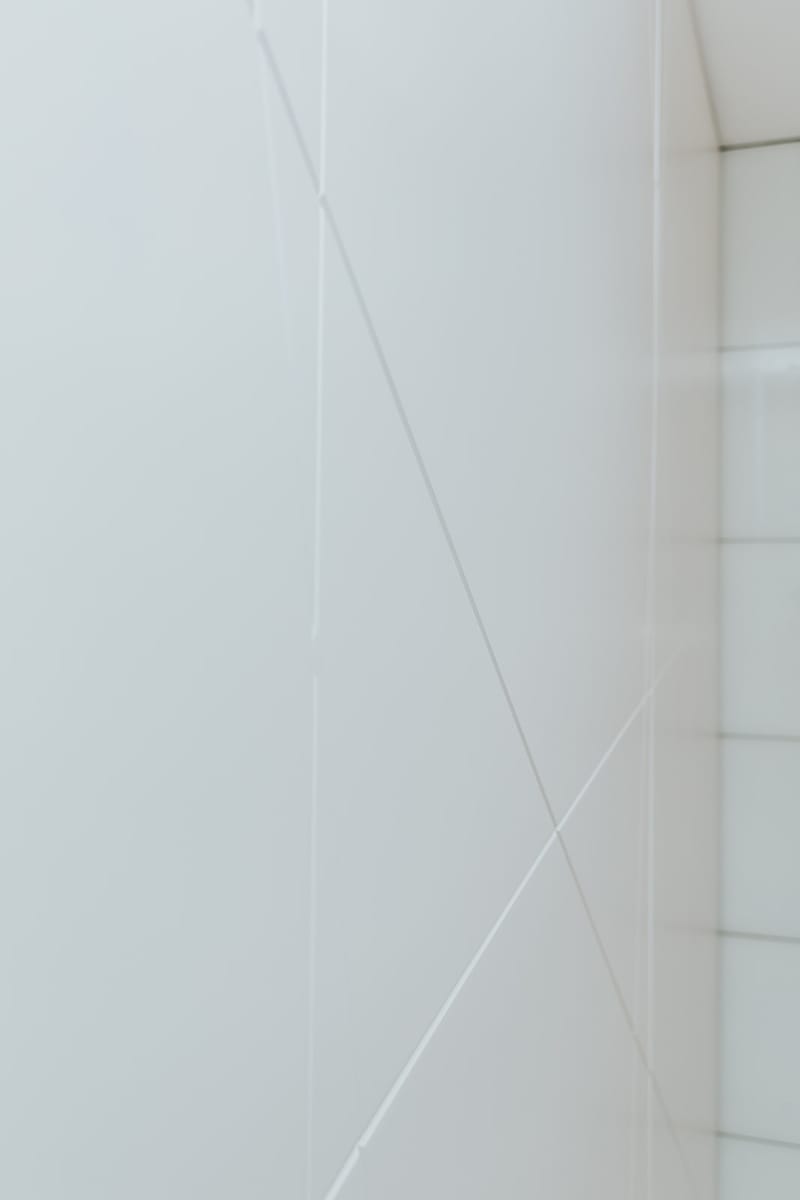 חיפוי קיר בעיצוב גיאומטרי עם ארונות מובנים