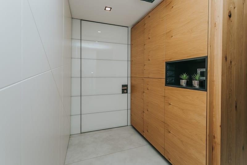 חיפוי קיר בעיצוב גיאומטרי עם ארונות מובנים