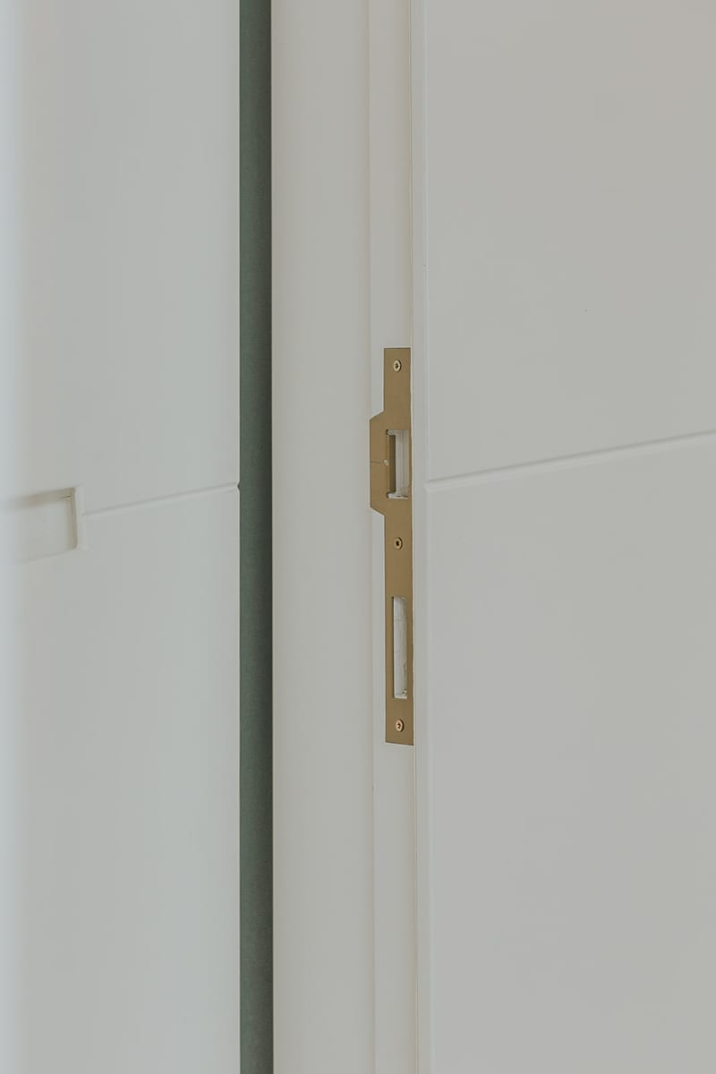 חיפוי קיר בעיצוב גיאומטרי עם ארונות מובנים