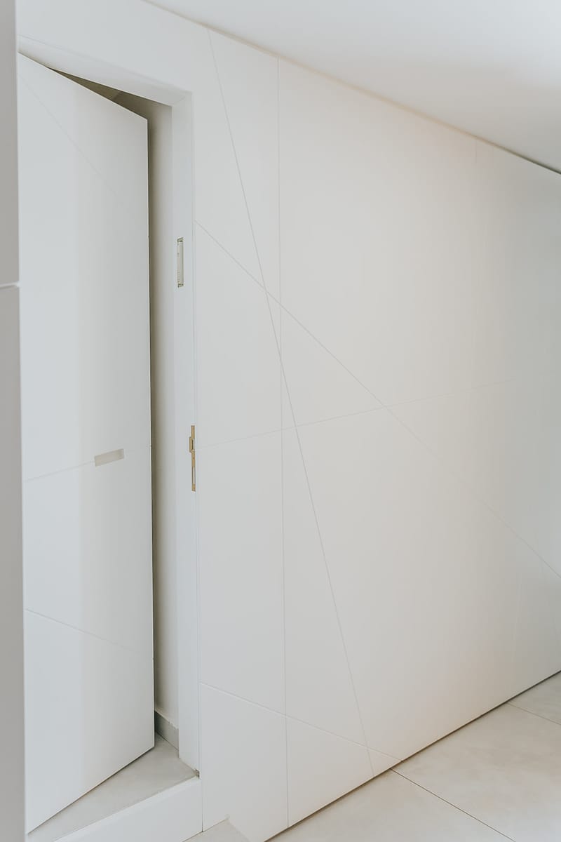 חיפוי קיר בעיצוב גיאומטרי עם ארונות מובנים