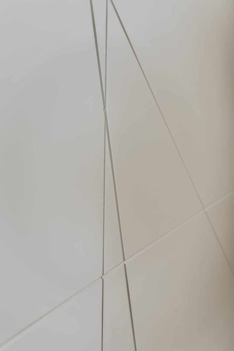 חיפוי קיר בעיצוב גיאומטרי עם ארונות מובנים