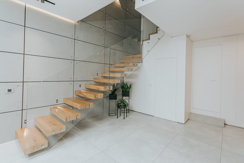 גרם מדרגות צף מעץ