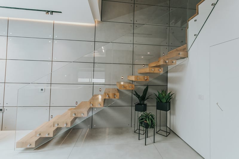 גרם מדרגות צף מעץ