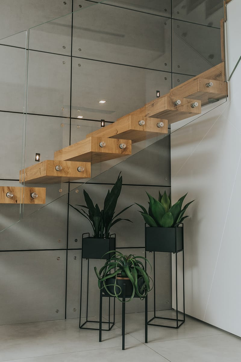 גרם מדרגות צף מעץ