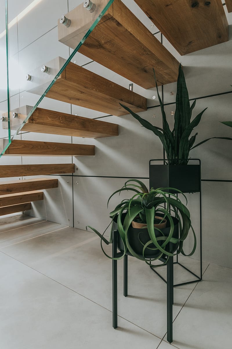 גרם מדרגות צף מעץ