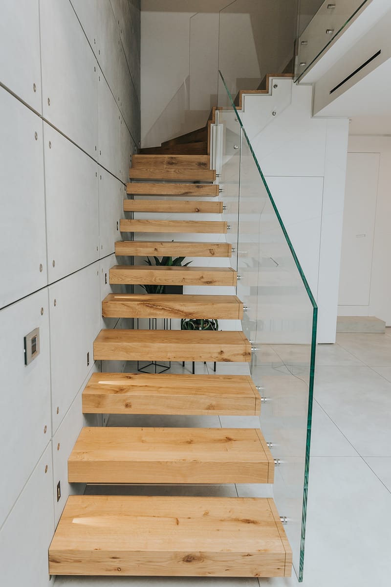 גרם מדרגות צף מעץ