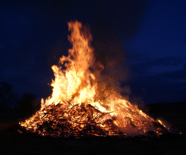 Traditionelles Osterfeuer