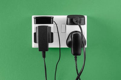 آیا باید پس از شارژ، آداپتور را از پریز برق کشید؟