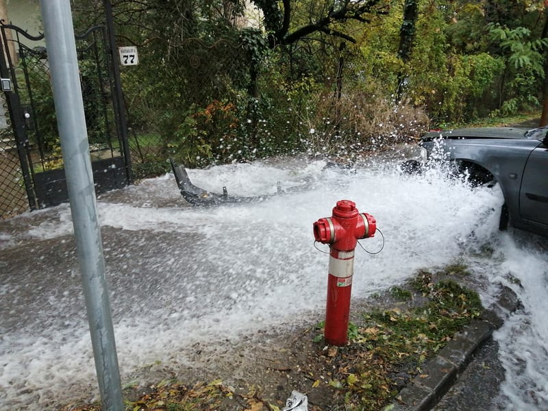 Tűzcsapokat döntött egy személygépkocsi