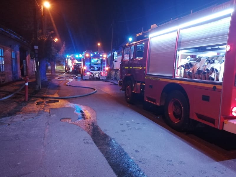 Melléképület égett