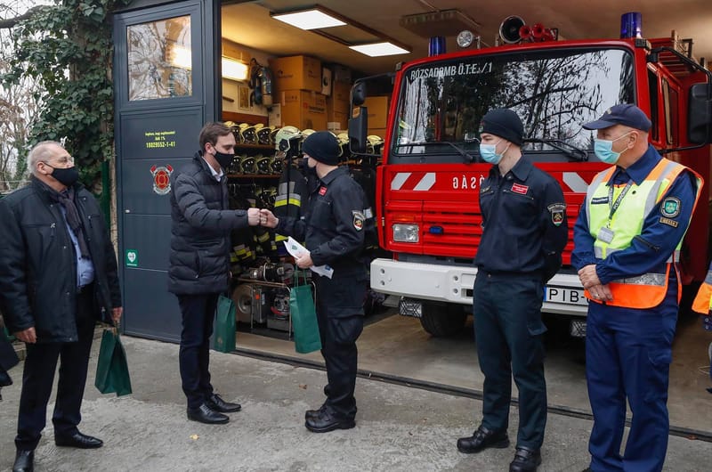 Elismerések átadása