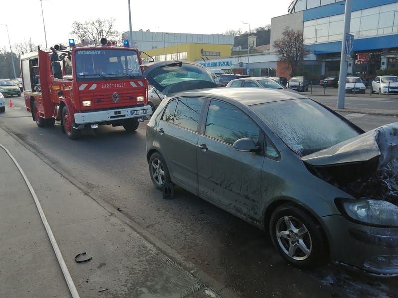 Kigyulladt egy személygépkocsi