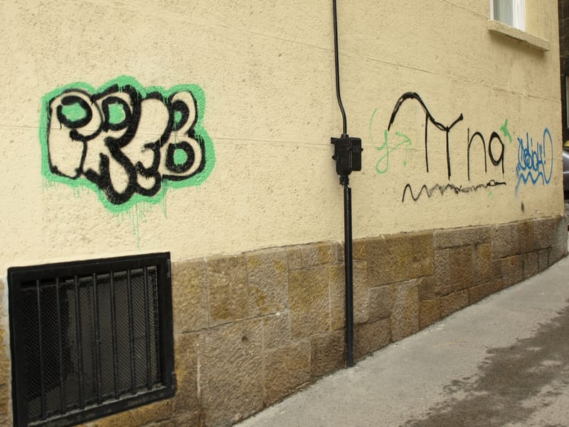 Társasház falát firkálták