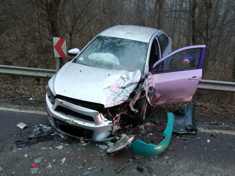 Szalagkorláton landolt az autó