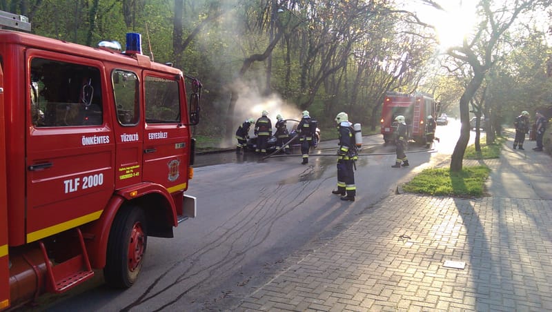 Gépkocsi motortere égett