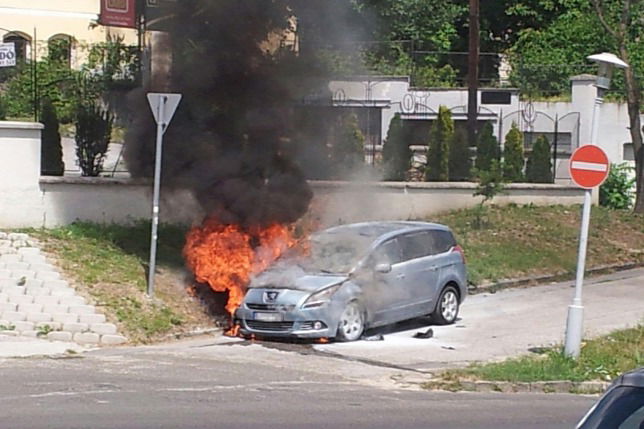 Kigyulladt egy autó a Bimbó úton