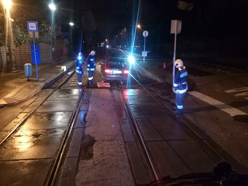 Villamos sínekre hajtott, és fennakadt