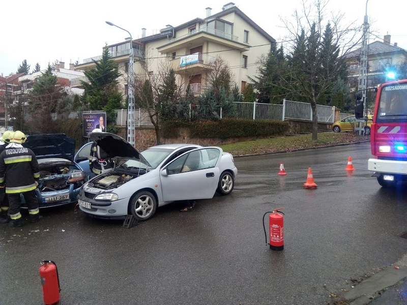 Autók ütköztek a Pusztaszeri úton