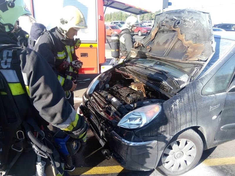 Csak koccantak, mégis kigyulladt az autó