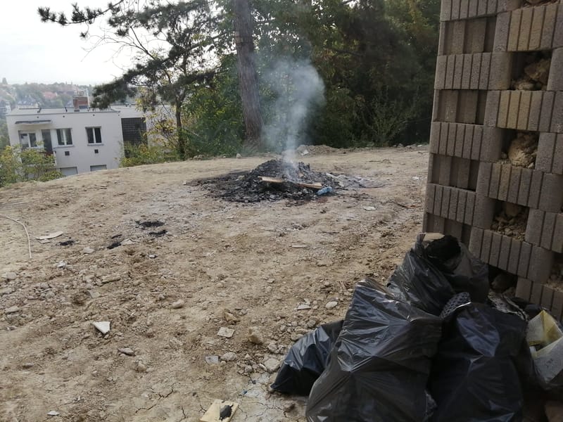 Hulladékot égettek az építkezésen
