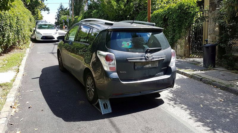 Elgurult a parkoló autó