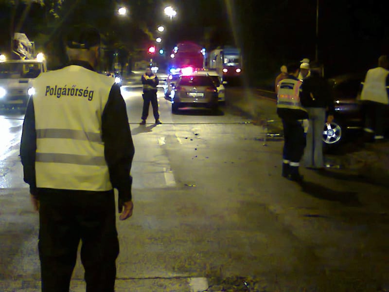 A villamos sínekre csapódott az autó