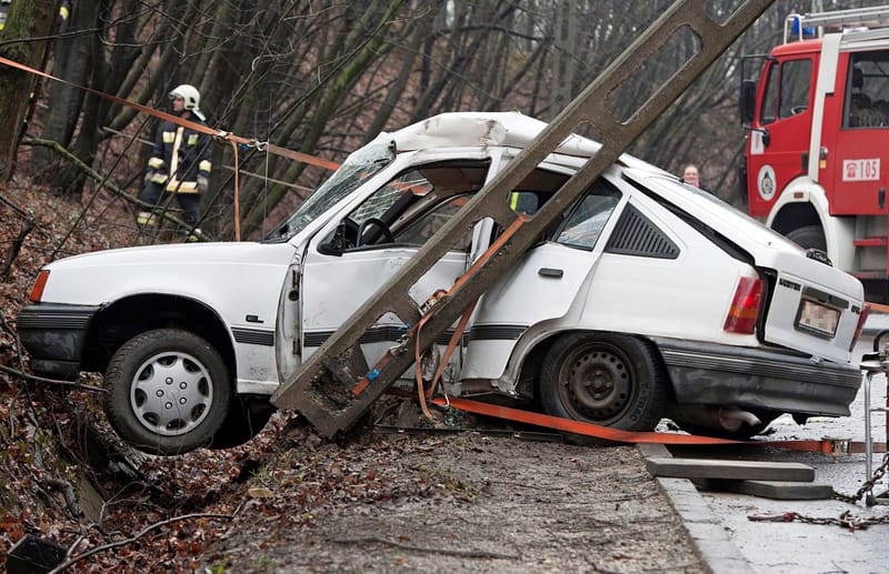 Villanyoszlopnak ütközött az autó