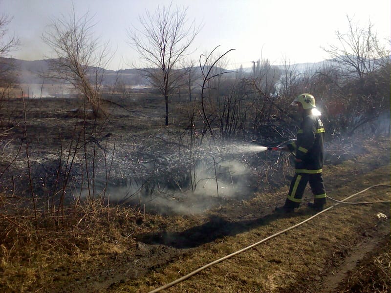 Gyorsan terjedt a tűz az erős szélben