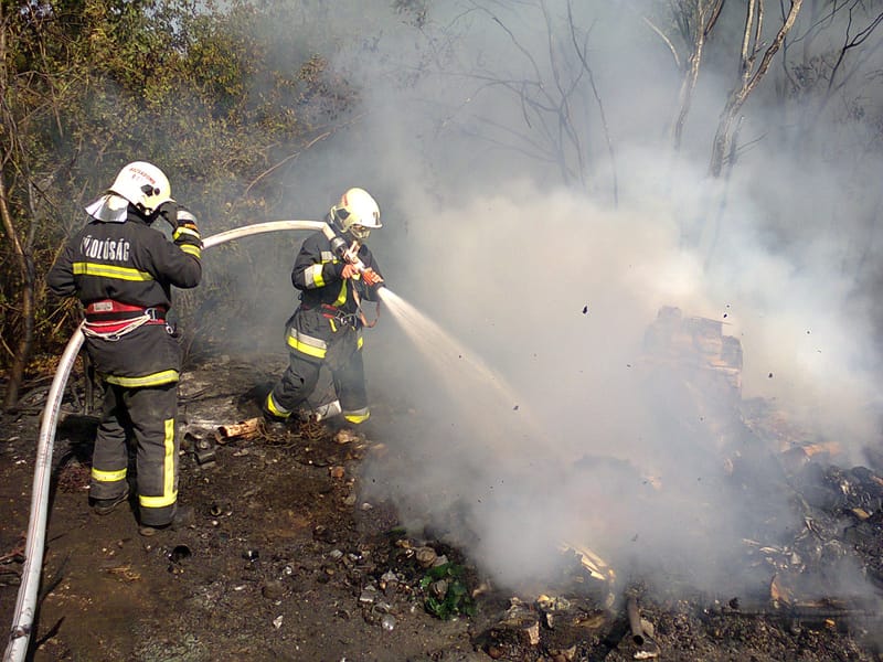 Hajléktalan bódék gyulladtak ki
