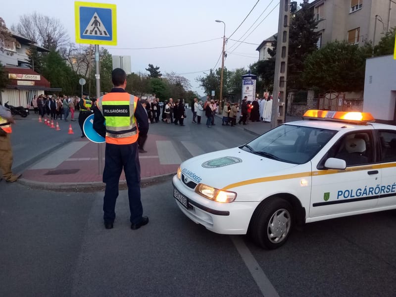 Körmenetek biztosítása