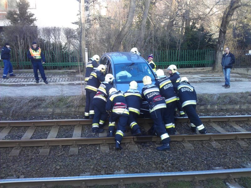 Sínekre zuhant a gépkocsi