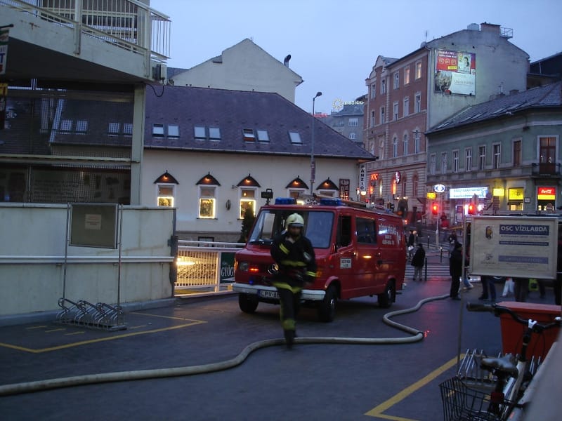 Tűz a Fény utcai piacon