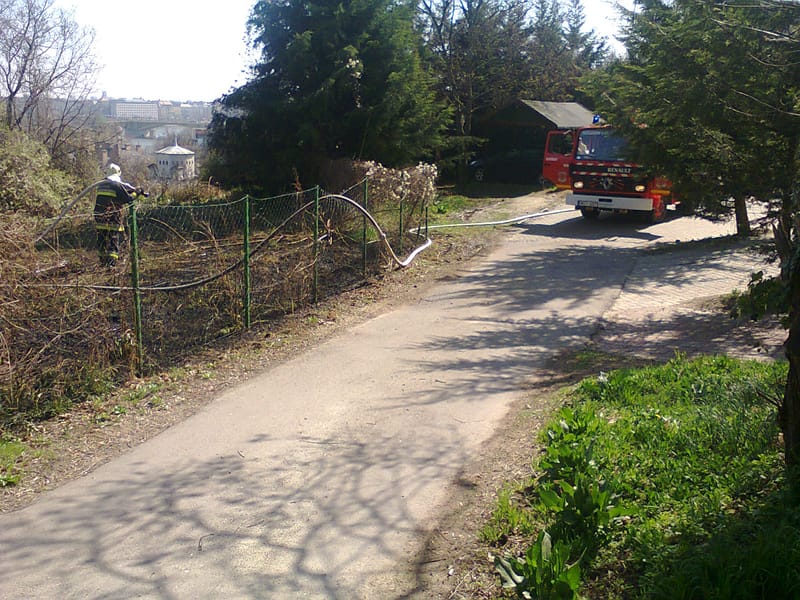 Égettek, és elterjedt a tűz a száraz növényzeten