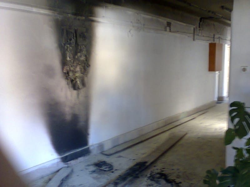 Villanyórák égtek a társasházban