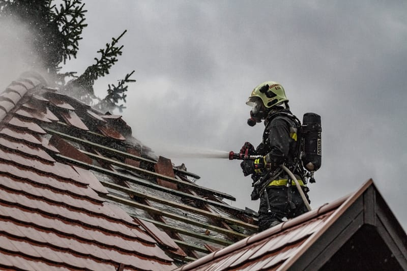 Villámcsapástól gyulladt ki a tetőszerkezet