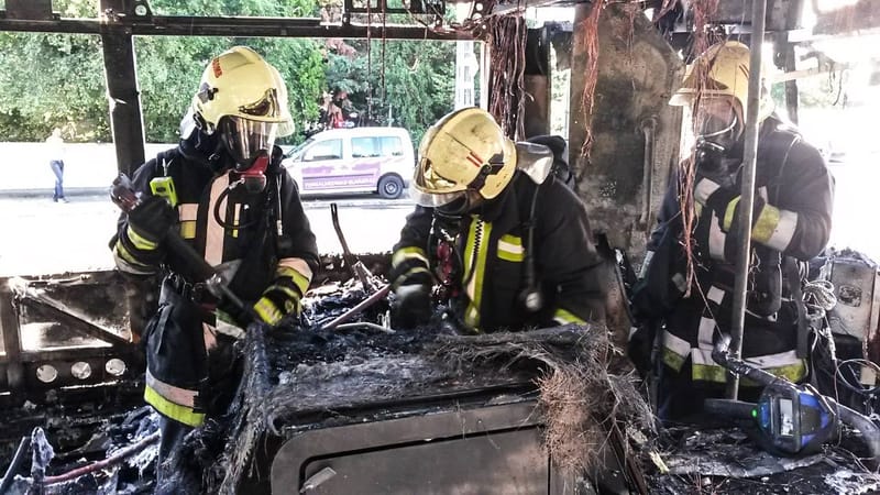 Kigyulladt egy busz a Pusztaszeri úton