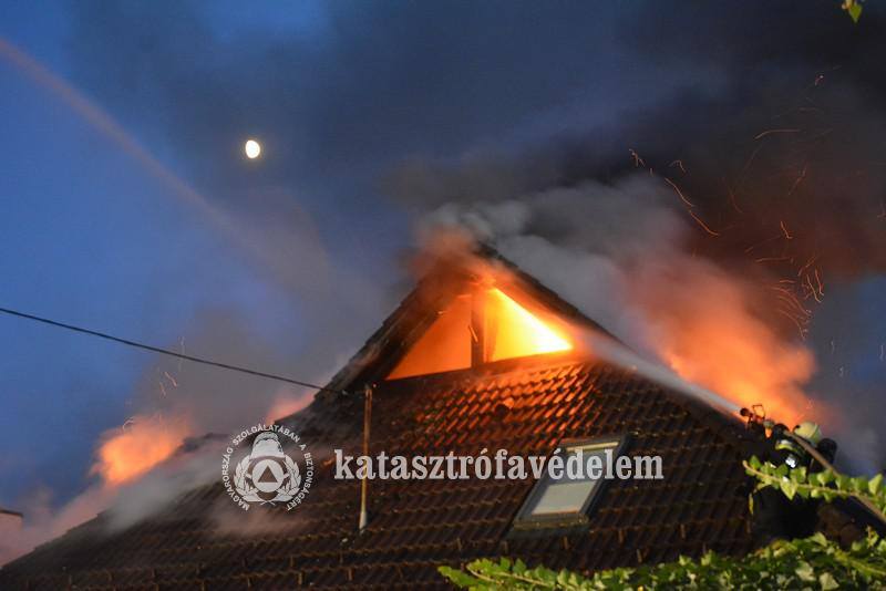 Tetőtűz a Szilágyi Erzsébet utcában